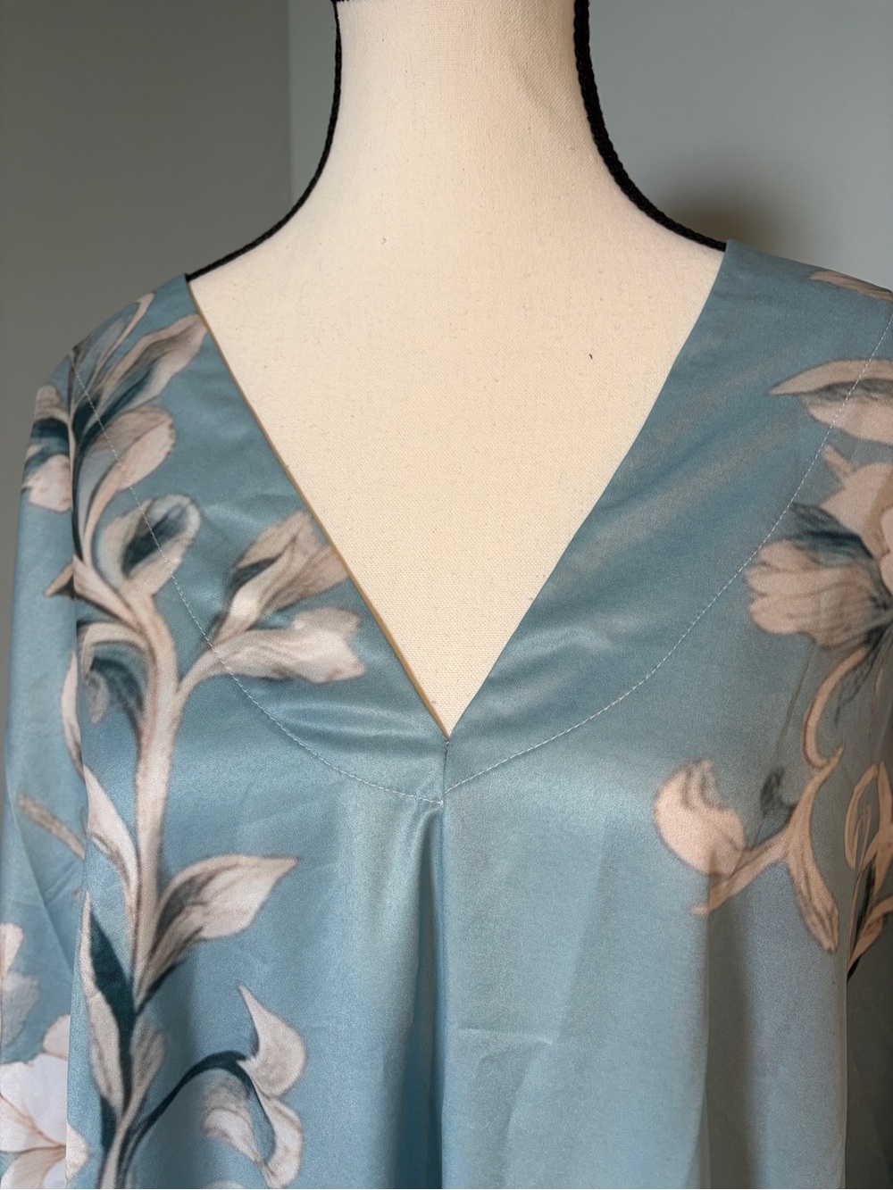 🔥🆕🔥 Bold Floral Open-Side Poncho Cape Maxi - Picture 3 of 5